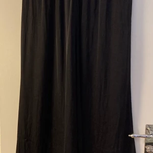 Vida byxor från zara - Vida sommar byxor från ZARA. Gömda fickor på sidorna, strl L, aldrig använda. Köparen står för frakt