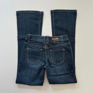 Lågmidjade jeans - Vintage lågmidjade jeans från HDenim. Har inga bilder på då de är för små. Midjemått: 66 cm, 33 cm rakt över. Innerbenslängd: 76 cm. Midjehöjd: 18 cm 💓