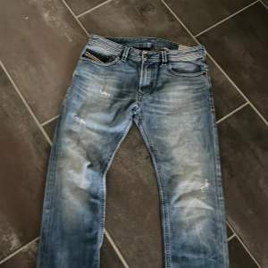 Tja säljer nu mina diesel jeans med sköna slitningar. Storlek 31.Väldigt bra skick och kvalite utan några defekter. Skicka ett meddelande vid frågor.😁