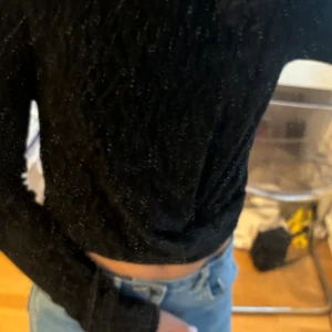 Glittrig blus - Storlek S Alldrig ansvänd Prislappen är kvar Glittrig i zebra mönster  Svart Vero  Moda  Köpt för 349.95  Omlott i nedre delen av blusen 