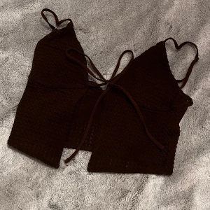 Knyt linne  - Linne typ som man ska knyta.  Skriv till mig vid frågor så svarar jag så snabbt jag kan! 💞☺️