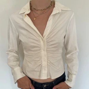 skjorta - Vit skjorta från zara, använd 2 gånger och i fint skick. Storlek M men passar även S. Köpare betalar frakt.