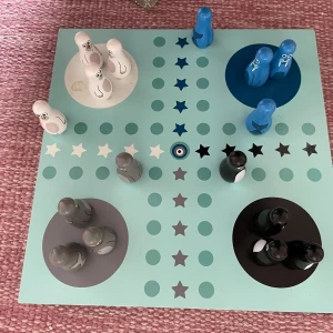 Fia med knuff  - Supersöta Fia med knuff pjäser. Söta figurer och fint träspel 🐻‍❄️🐧 Visa ansikten är smått skadade, låda kostar 40kr extra. Ingen tärning 