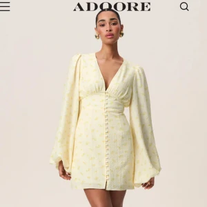 Florence Dress - Säljer denna slutsålda klänningen från Adoore då jag valde att gå ner en storlek 🌼Klänningen är endast provad en gång och är i helt nytt skick!   Säljer för 1400 (exklusive frakt)