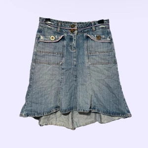 y2k denimkjol ˖ ݁𖥔 ݁˖ - jättefin jeanskjol köpt secondhand, säljer då den blivit för liten🫧