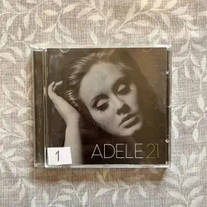 Adele cd 21. Fodralet är trasigt men det går att köpa ett nytt fodral. Skivan är testad och den fungerar!