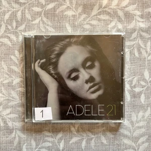 Adele cd - Adele cd 21. Fodralet är trasigt men det går att köpa ett nytt fodral. Skivan är testad och den fungerar!