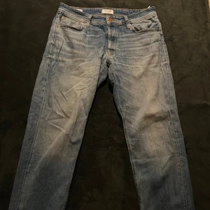 Jack & Jones jeans - 8/10 skick säljer på grund av att de it passar mig längre, köpt för 800kr