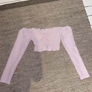 Off shoulder topp  - Ljusrosa off shoulder topp samt croppad  från BikBok