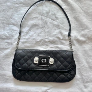 Guess  - Svart guess väska  27x15cm