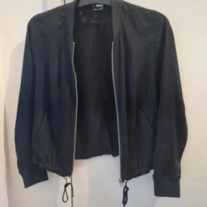 Tunn jacka  - Mycket bra skick! 