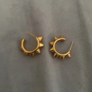 EDBLAD ÖRHÄNGEN GULD  - Edblad örhängen guld. Köpt i Nacka för 400 om bilder och boxen hör av er! 