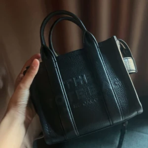 MARC JACOBS TOTE BAG - Säljer min fina marc jacobs väska då jag inte använder den längre❤️Inga defekter alls och 10/10 skick då den använts varsamt! Hör av er för fler bilder och pris kan diskuteras!