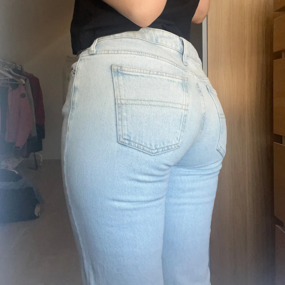 Säljer mina favorit jeans från Tommy i mycket fint skick. De är för långa för mig som är 163. I modellen tommy jeans sophie flare. W28 30. Jeans & Byxor.