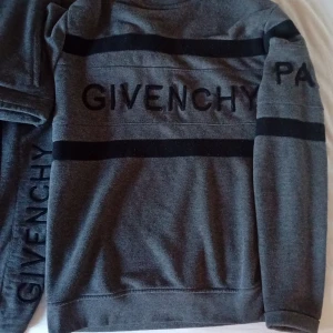 Givenchy - Jag säljer nu min Givenchy dress för att den har blivit för liten, det är storlek S men passar även M den är fräsh och har ett väldigt skönt material