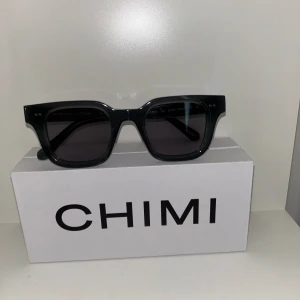 Chimi solglasöhon - Nya Chimi solglasögon Modell 04 Dark Grey Använda bara 2 gånger Allt följer med vid köp(båda boxarna, putsduk, skyddpåse och såklart solglasögonen) Köpta från chimis hemsida för 1250kr Pris går att diskuteras vid snabb affär 