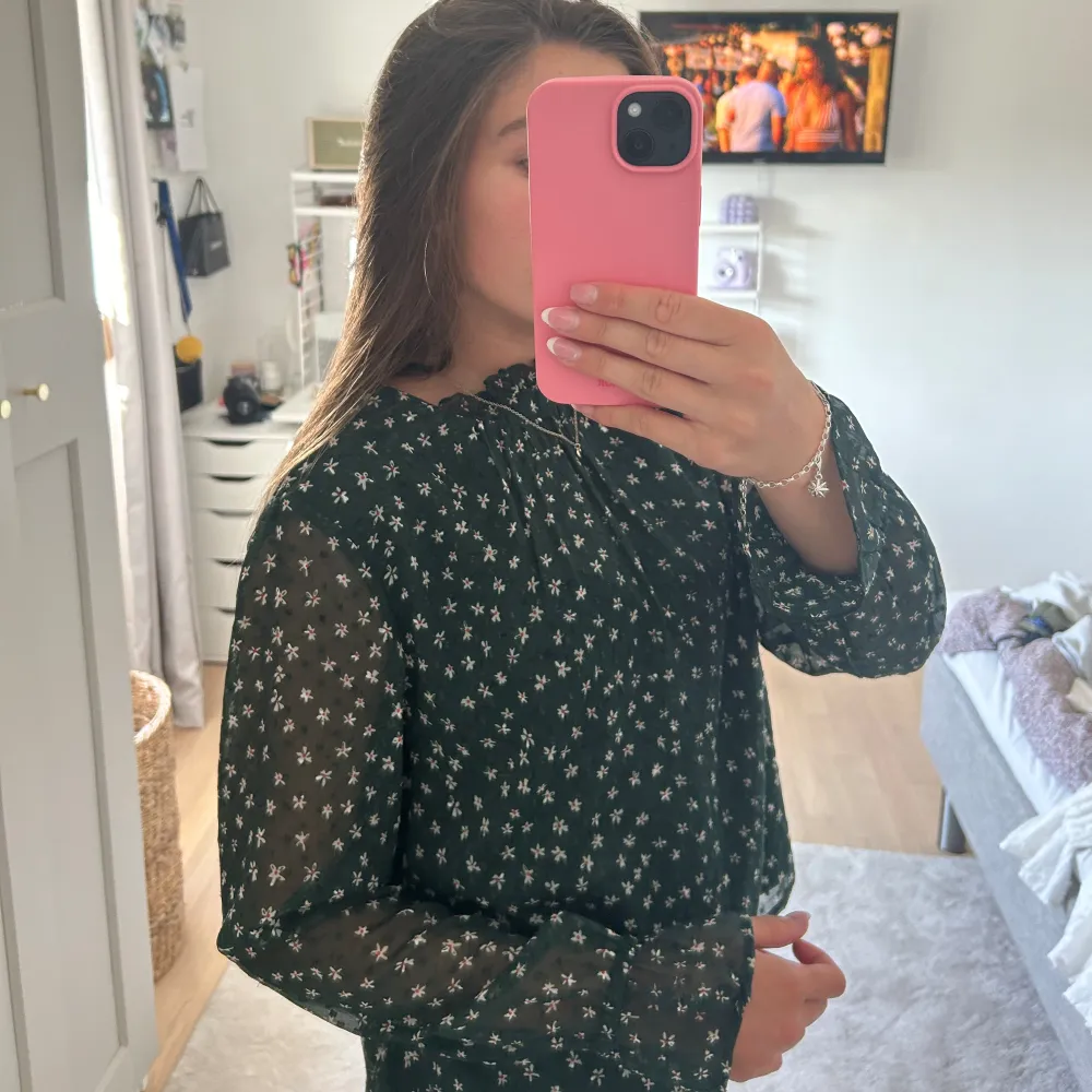 En söt blommig blus från Only i storlek 36. I ett bra skick och säljer den pågrund av att jag inte har någon användning utav den längre. 🌸🌸 . Puserot.