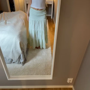 Rutig kjol/klänning - Säljer denna otroliga kjol som även kan användas som klänning, från gina!!! Materialet är lite tunnare och luftigare vilket är perfekt till sommaren!!💕