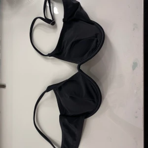 svart bikini - svart bikini topp i strl. xs det är silver spännen baktill på ryggen 