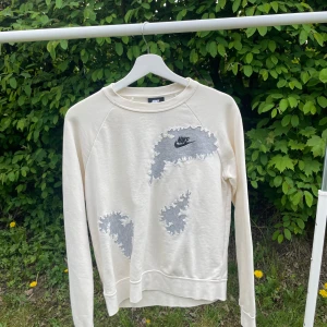 Reworked Nike Sweatshirt - REWORKED NIKE SWEATSHIRT  ENDAST EN UPPLAGA  STORLEK PÅ TRÖJA: S (MER SOM XS) LÄNGD: 58 CM BREDD: 52 CM