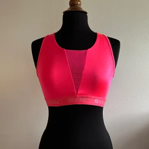 SPORT-BH - Superskön orangerosa sport-bh i storlek M (passar även S) från Soc🧡🩷Endast använd fåtal gånger, i nyskick! Köpare står för frakt🤗