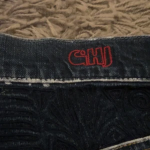 Jeans shorts - Jeans shorts från 60-00talet, vita linjer, bra skick, väldigt gammalt märke och väldigt sköna.