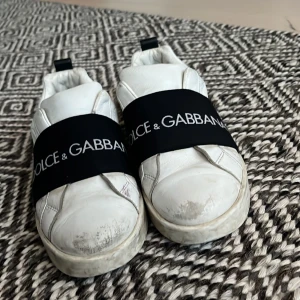 Dolce Gabbana skor - Hej säljer ett par dolce gabanna skor  I storlek 36  Lite slitna dem e ju såklart äkta 
