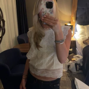 Only topp - Säljer denna only topp med spets, supersnygg och i strl S !💕knappt använd, nypris 500