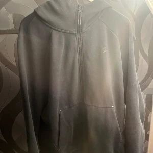 Nike tech old  - Old ses Nike tech fleece tröja. Inga flaws den är hel inga märken eller hål bara dragkedjan som tappat färg. 100% äkta köpt på unisport 