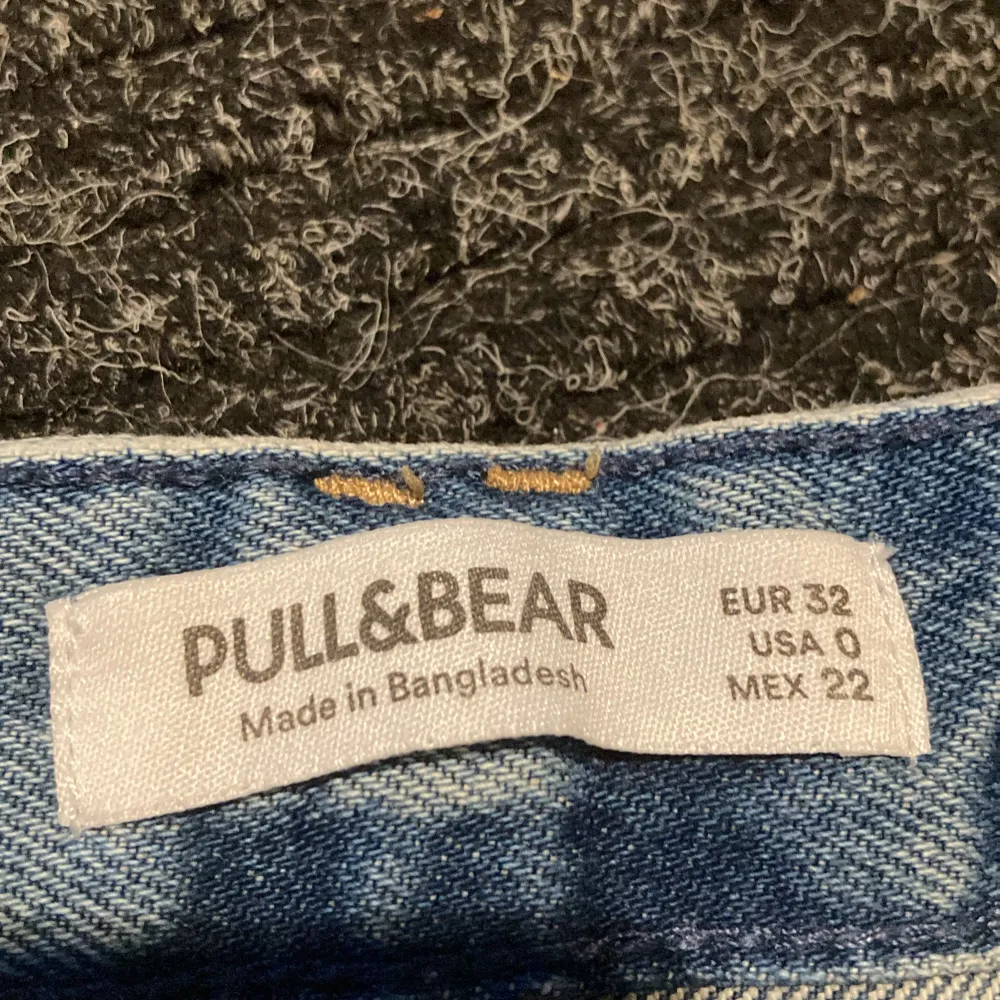 Jättefina lågmidjade jeansshort från Pull & Bear! Säljes då de inte används längre. De är i storlek 32 och skulle säga att de är ”true to size”. Bara använda ett fåtal gånger och som nya.  Midjemåttet är 34cm. Hör av dig vid frågor eller fler bilder😊. Shorts.