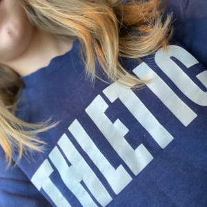 Marinblå sweatshirt  - Marinblå sweatshirt från Gina Tricot stolek:134/140