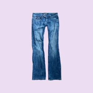 säljer dessa jeans som jag köpte på plick då de inte passade 💕 midjemåttet är 35cm och innerbenslängden är 79cm 💕pris kan diskuteras 