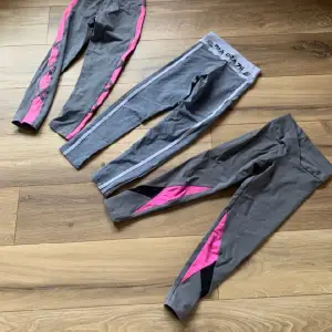 Snygga tights leggings med rosa detaljer på sidorna. Sköna ngt tjockare material på tyget. Använda men har mer att ge.  passar xs/s  samfraktar rensar. 180;- st eller 399;- alla