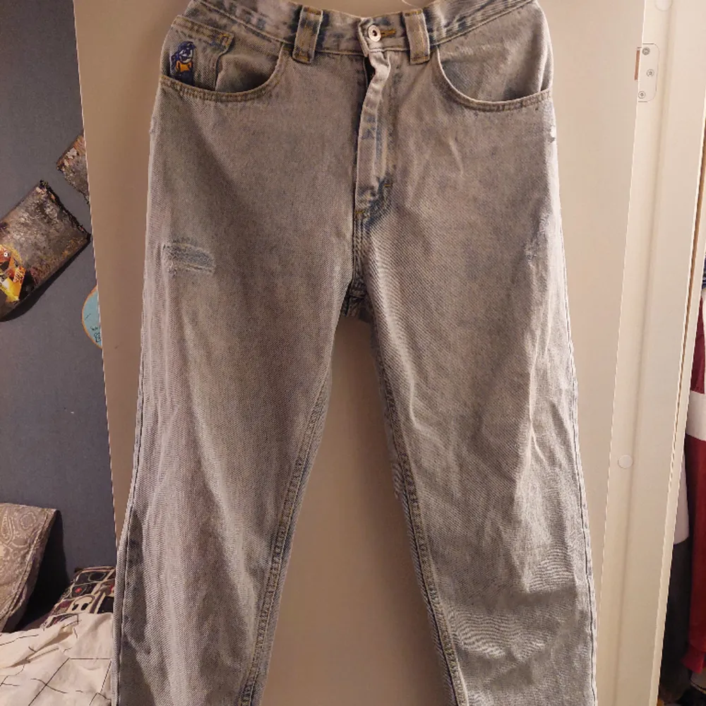 Det är polar 93or jeans i storlek 28 30 Skejtat i dem ganska mycket så dem har ett hål på låret som jag lappat igen och fem är avklipta en cm för att jag tyckte det var snyggt. Jeans & Byxor.