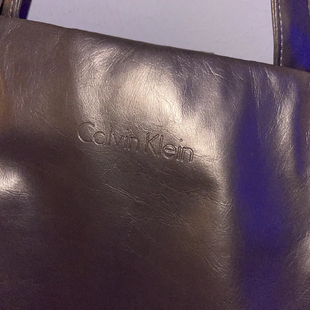 Säljer min Calvin Klein väska som köptes ett tag sedan men har inte kommit till användning. Kontakta gärna vid frågor eller fler bilder. Priset kan sänkas, vill hellre att den kommer till användning💗. Laukut & Käsilaukut.