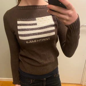 Stickad tröja - Skit cool stickad tröja. Använd fåtal gånger 