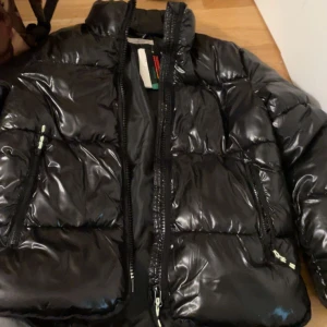 Blanck jacka - Den e använd 1 gång väldigt varm o skön passar med alla outfits typ finns igen luva tyvärr passar på mig som har xs o på min kompis som har s köpte den på barnavdelningen 