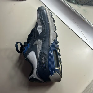 blå nike air max skor - blåa nike air max skor, ganska använda och färgen är borta på lite ställen.
