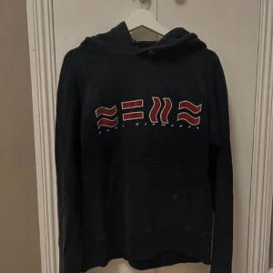 Vintage hoodie - Super cool hoodie med röda detaljer på ❤️