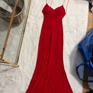 Röd lång klänning med inbyggd bh, öppen rygg, ruched vid stussen - Passar XS-M Hög stretch  Röd  