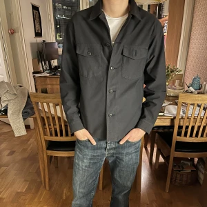 Grå overshirt - Grå overshirt från Uniqlo. Är i nyskick och modellen är 175cm. Skriv privat vid fundering🙌🏻