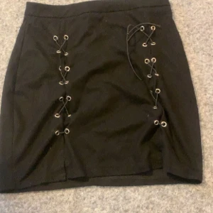 Kjol - Säljer denna kjol för den ej kommer till användning. Den är superskön och väldigt fin till sommaren. Vet ej vad den kommer ifrån så därför säljer jag den billigt. Vid frågor och bilder om kjolen kontakta mig på dm❤️