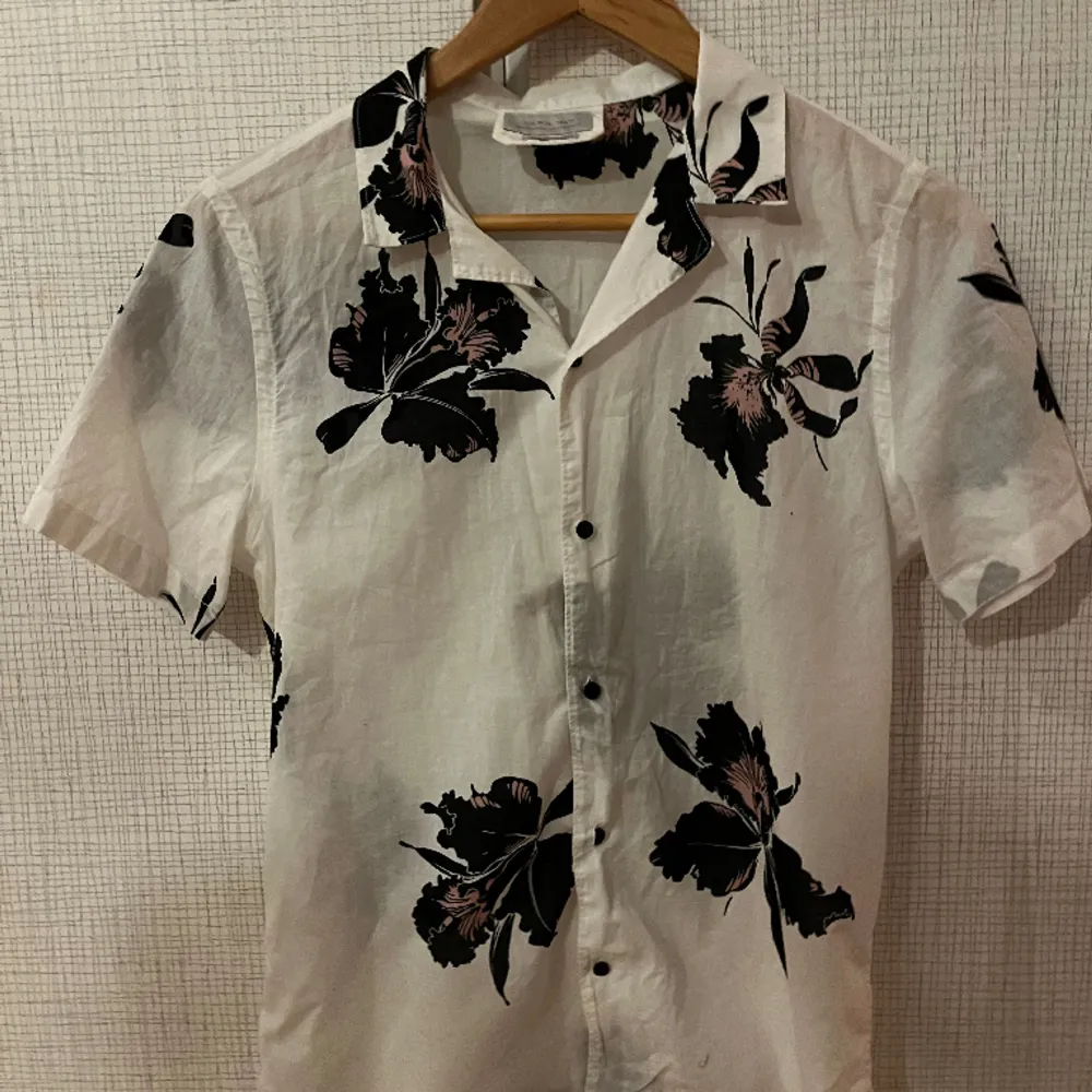 En skjorta med blommor på Regular fit Storlek: S Köparen står för frakten.. Paidat.