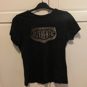 T-shirt  - T-shirt i använt skick