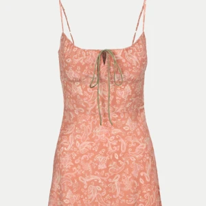 The Inez, A-line klänning, Realisation Par - ”The Inez” klänning från realisation par. Superfin klänning som tyvärr inte kommer till användning. Använd en gång!   Nypris 200 EU  Mini klänning med ”osynliga dragkedja på sidan. 