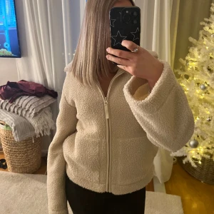 Teddy jacka - Säljer min fina Teddy jacka från hm, den har inte kommit till användning så den har inga defekter osv.