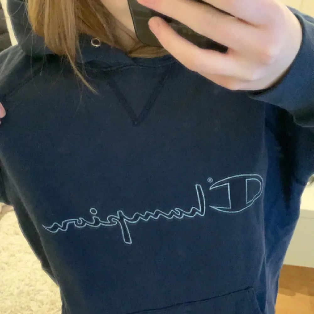 Jättefin marinblå hoodie från Champion💕 Säljs för att den inte används längre, kontakta mig för fler bilder, frågor och intresse!. Hoodies.