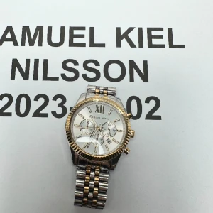 Michael Kors klocka LEXINGTON - Michael Kors klocka LEXINGTON  Silver/guld Väldigt bra skick 