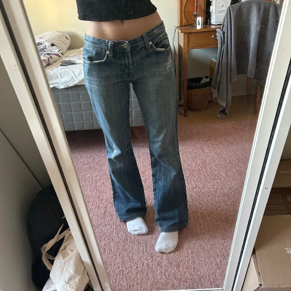 Så snygga lågmidjade jeans! Midjemått ca 38cm. Har ett hål mellan benen (se tredje bilder), skriv för fler bilder och detaljer. 💞💞. Jeans & Byxor.