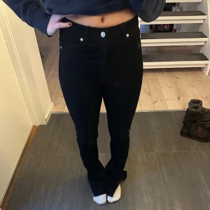 Svarta jeans med slits  - Svarta jeans från Zara som aldrig kommit till användning. Byxorna är som nya, inga defekter. 